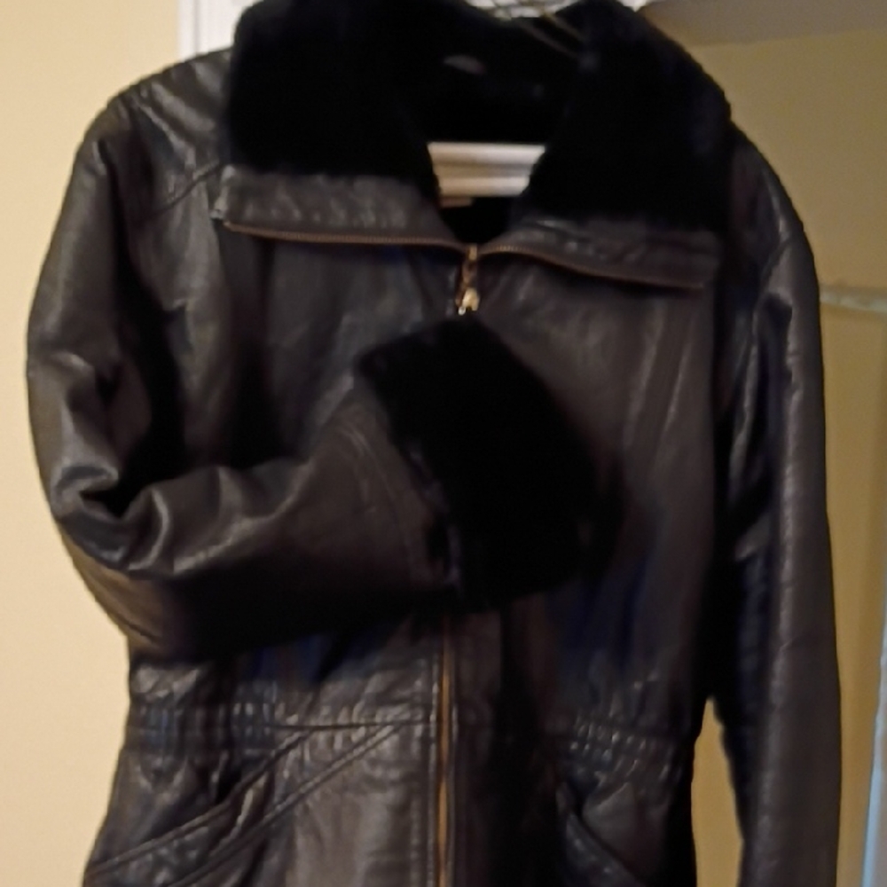Stylish Black Leather Jacket with Faux Fur Trim